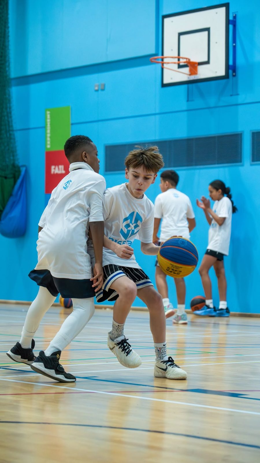 Camper dribbling in a 1v1